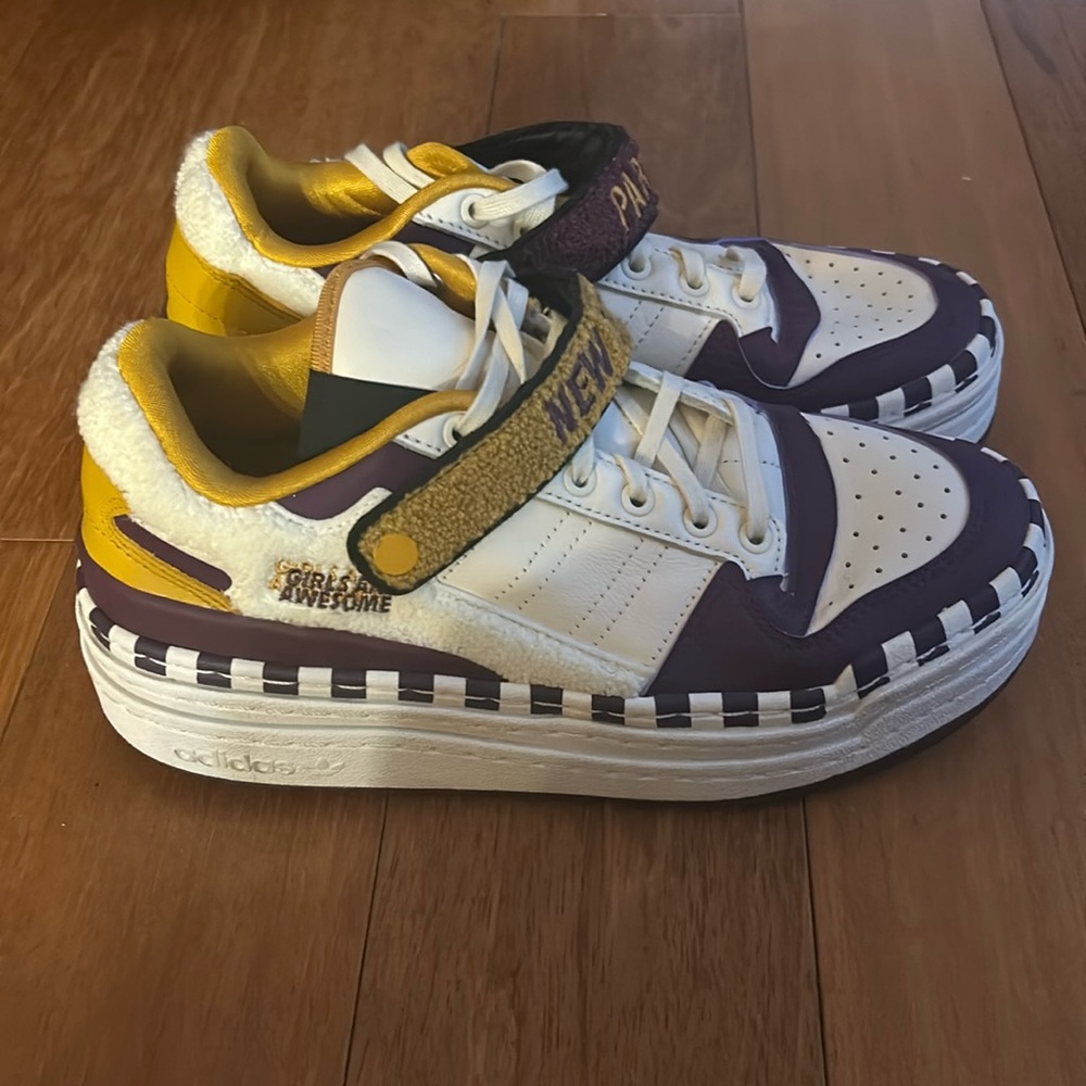 Platform Adidas “Girls Are Awesome” Sneakers